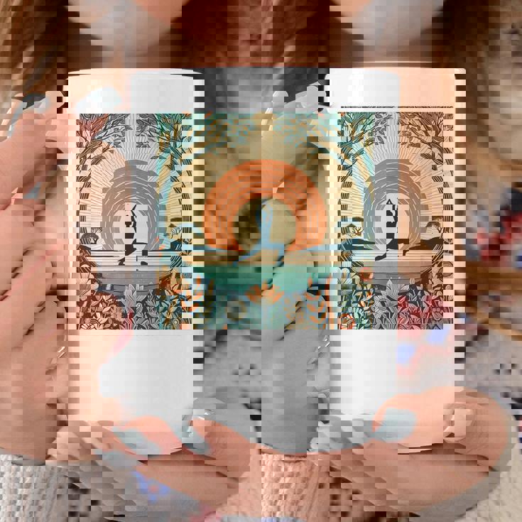 夕焼けの戦士ポーズ、ヨガの自然のイラスト、花柄。 コーヒーマグ 面白い贈り物