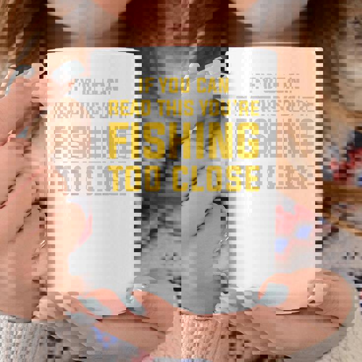 背面には「If You Can Read This You're Fishing Too Close コーヒーマグ 面白い贈り物