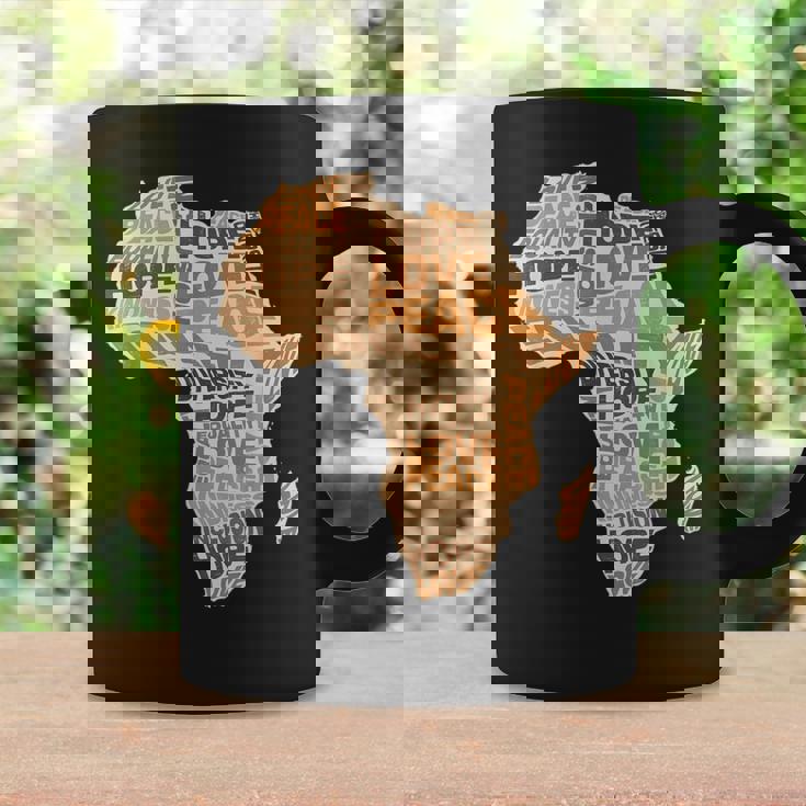 アフリカの平等パターン メラニン 肌色 アフリカ地図 コーヒーマグ ギフトのアイデア