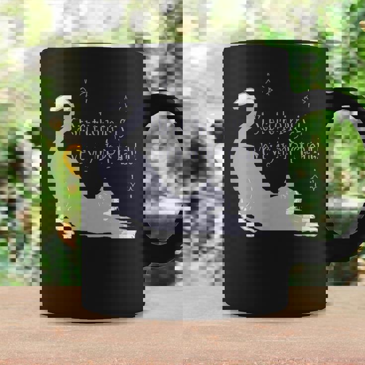 ストレッチは大事！ 猫 ネコ 愛猫 伸び 柔軟 ハチワレ 靴下猫 シンプル かわいい 癒やし メンズ レディース キッズ コーヒーマグ ギフトのアイデア