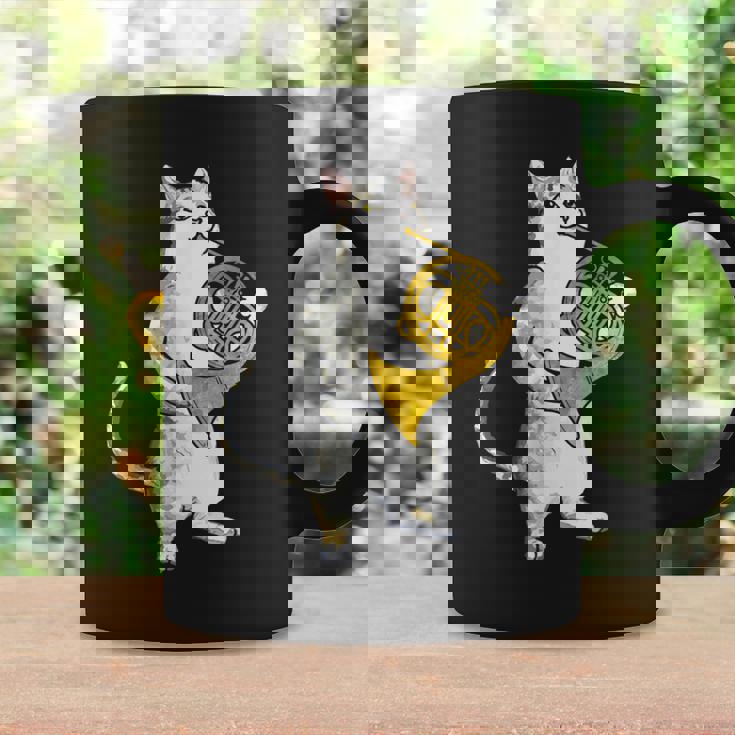 フレンチホルン音楽家オーケストラ音楽を奏でるクールな猫 コーヒーマグ ギフトのアイデア