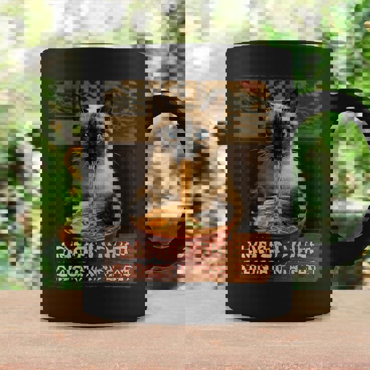 ラーメン猫 シャム猫 ラーメンを食べるラーメン泥棒 グランジ コーヒーマグ ギフトのアイデア