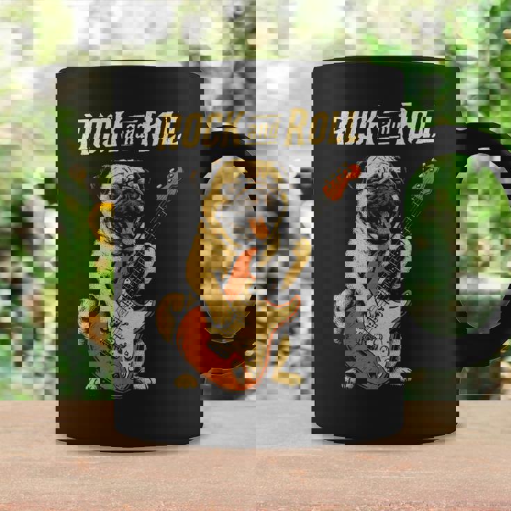 ロックするパグ犬 ギター演奏の面白デザイン コーヒーマグ ギフトのアイデア