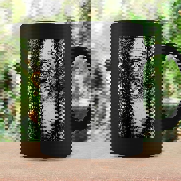 不気味な漫画 少女 怖い目 ホラー ハロウィン 恐ろしい コーヒーマグ ギフトのアイデア