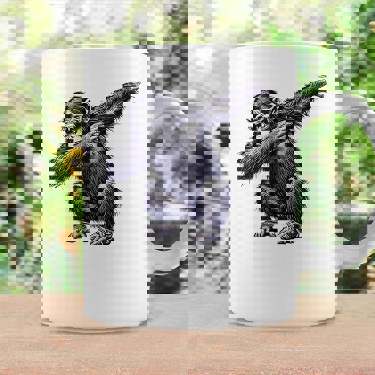 サングラスをかけたダブダンスを踊るチンパンジー猿 コーヒーマグ ギフトのアイデア