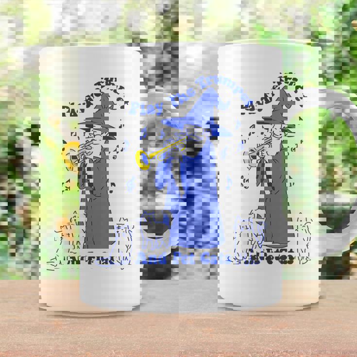 トランペットとペットの猫を弾く コーヒーマグ ギフトのアイデア