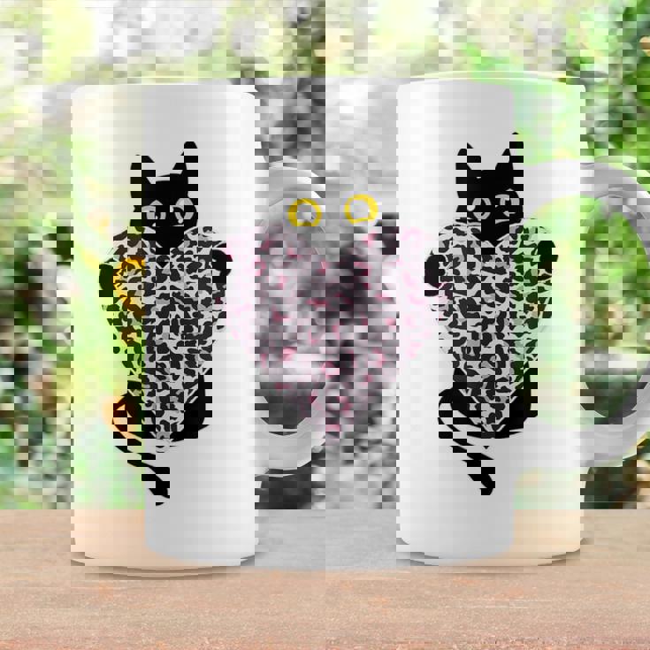 ピンクのヒョウ柄ハートを持つ黒猫 コーヒーマグ ギフトのアイデア