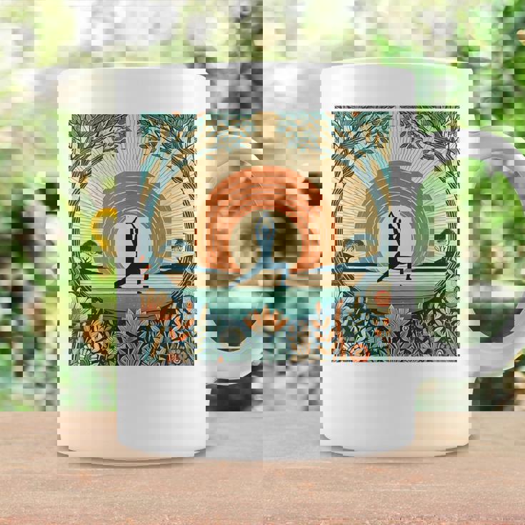 夕焼けの戦士ポーズ、ヨガの自然のイラスト、花柄。 コーヒーマグ ギフトのアイデア