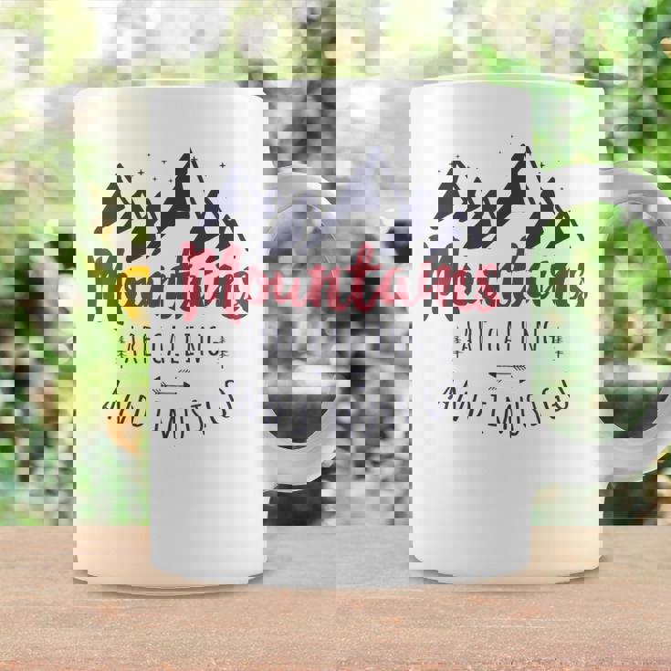 山が呼んでいるし、私は行かなければならない Wanderlust コーヒーマグ ギフトのアイデア