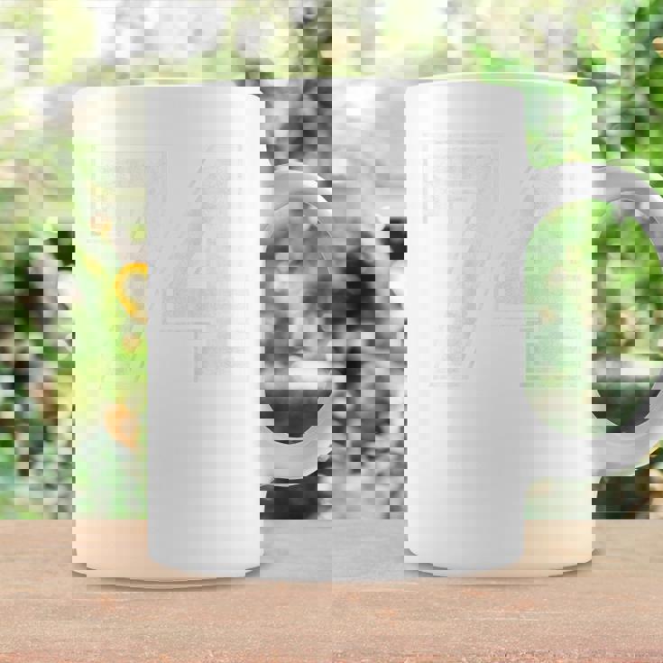 背面に74番。 コーヒーマグ ギフトのアイデア