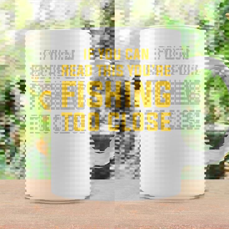 背面には「If You Can Read This You're Fishing Too Close コーヒーマグ ギフトのアイデア