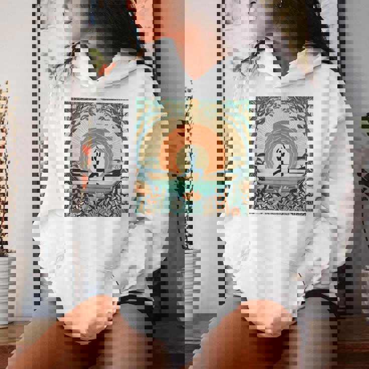 夕焼けの戦士ポーズ、ヨガの自然のイラスト、花柄。 レディースパーカー 彼女への贈り物