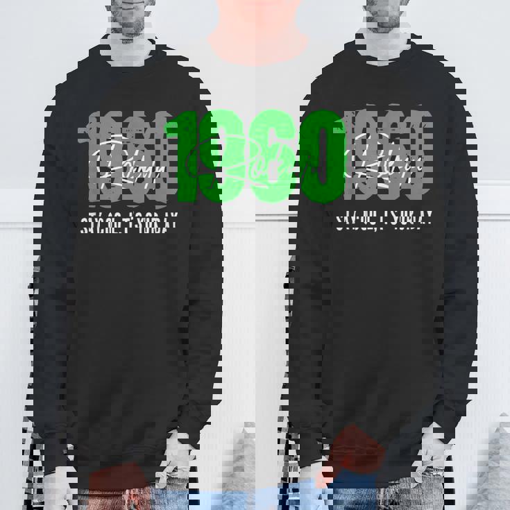 1960 誕生日 66歳 緑寿祝い クールでシンプルな数字デザイン スウェットシャツ 高齢者への贈り物