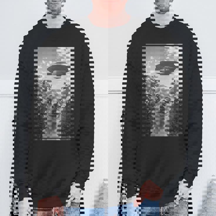 Chihuahuaelfie With Ufo Ufo と面白いチワワのセルフィー スウェットシャツ 高齢者への贈り物