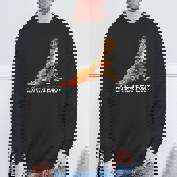 Punch The Monkey Built Different 3 ホワイトテキスト スウェットシャツ 高齢者への贈り物