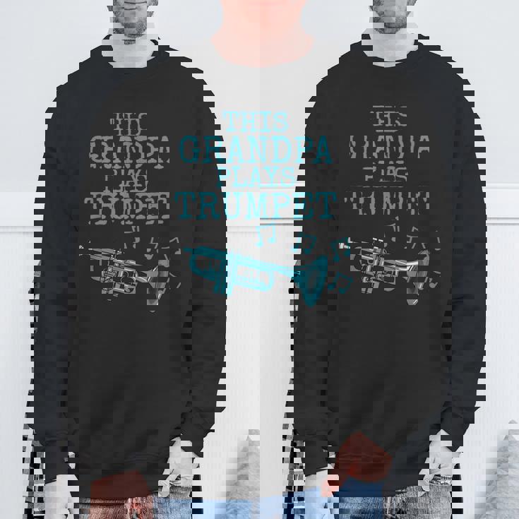 このおじいちゃんはトランペットを演奏し、トランペッター金管音楽家です スウェットシャツ 高齢者への贈り物