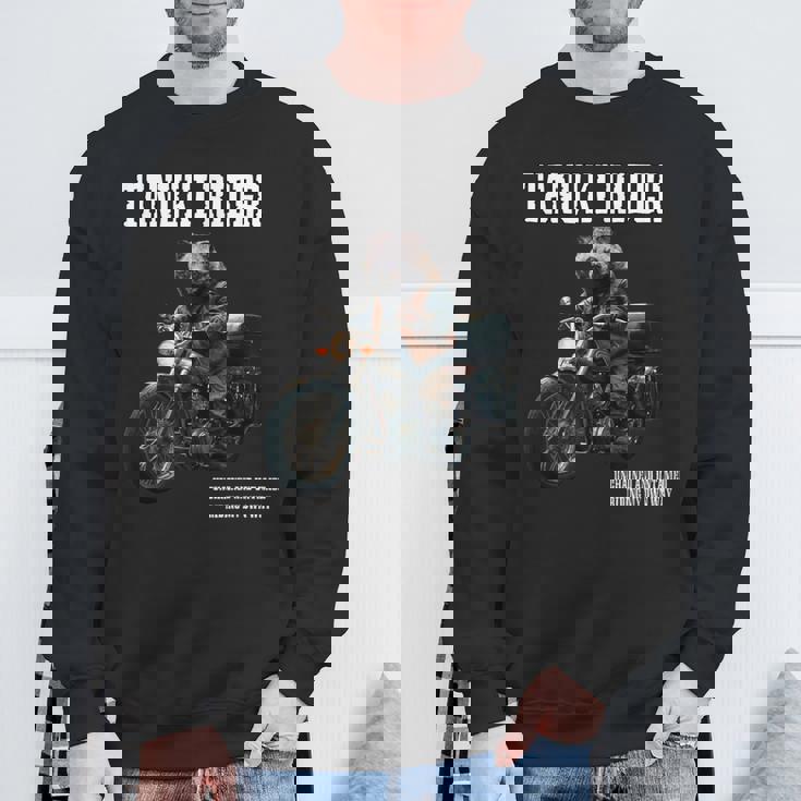 たぬきライダー バイク ビンテージ かっこいいタヌキ 狸 おもしろ 日本 動物 ユニーク オートバイ 乗り物 スウェットシャツ 高齢者への贈り物