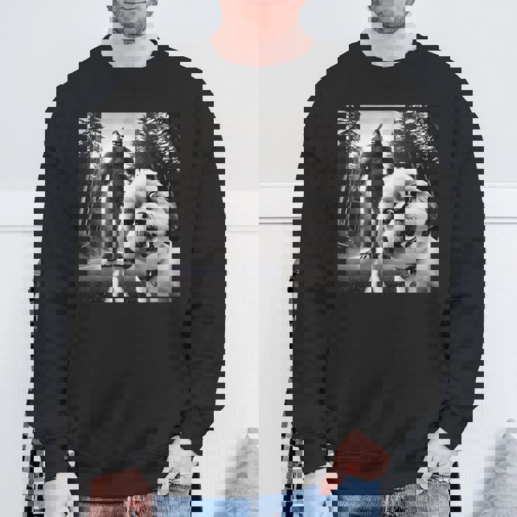 シーズーとビッグフットの森の冒険 スウェットシャツ 高齢者への贈り物