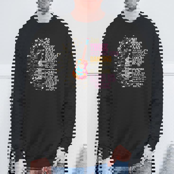 ヒッピーギターと平和の踊りを見た者たち スウェットシャツ 高齢者への贈り物