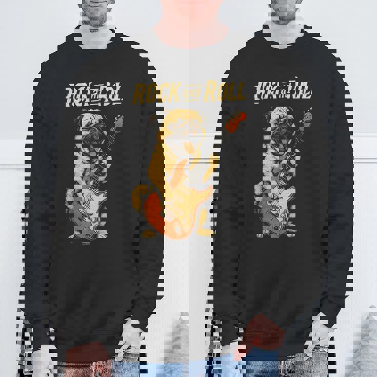 ロックするパグ犬 ギター演奏の面白デザイン スウェットシャツ 高齢者への贈り物