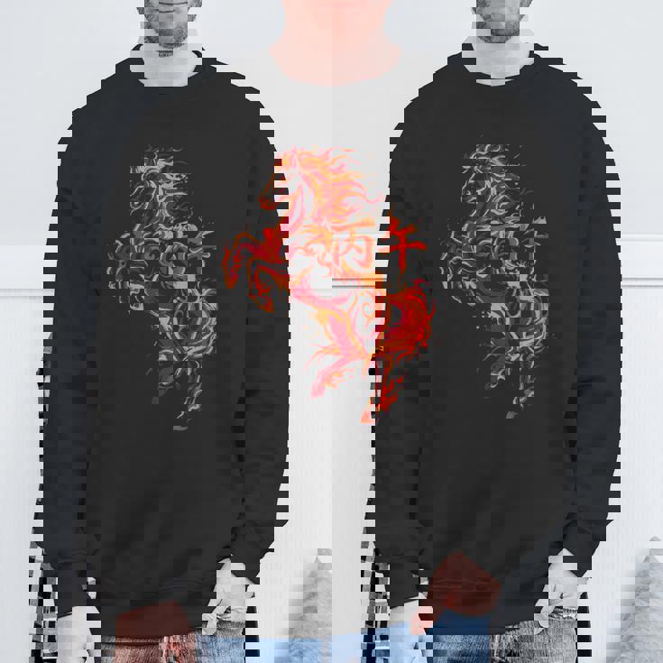 丙午 火の馬 墨絵 ストリートアート 筆文字 和柄 漢字 グラフィック 赤い炎 デザイン 日本風 スウェットシャツ 高齢者への贈り物