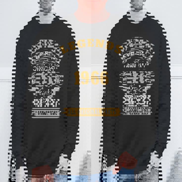 伝説は1966年にヴィンテージ60歳の誕生日に生まれました60歳 長袖tシャツ スウェットシャツ 高齢者への贈り物