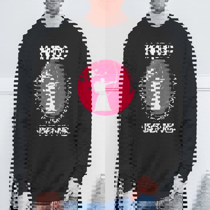 弓道は絶対にお見逃しません おもしろジャパンアーチェリー 弓道アイデア スウェットシャツ 高齢者への贈り物