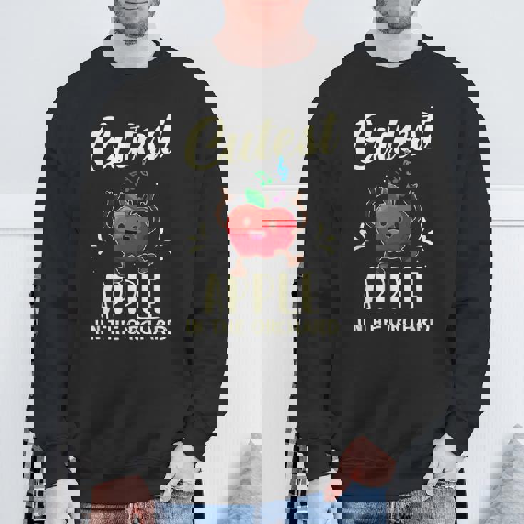 果樹園で一番かわいいリンゴ摘みシーズン。 スウェットシャツ 高齢者への贈り物