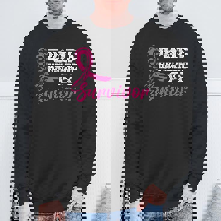 生存者の乳がん啓発の誇り高き夫。 長袖tシャツ スウェットシャツ 高齢者への贈り物