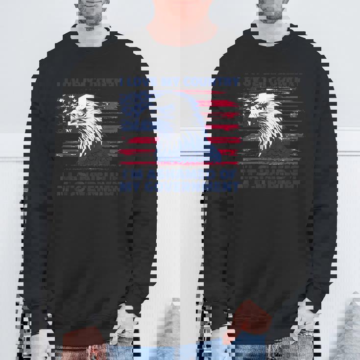 私は自分の国が大好きで、自分の政府が恥ずかしい スウェットシャツ 高齢者への贈り物