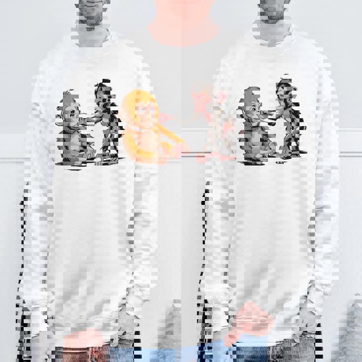 オレンジのおもちゃで悲しい猿のパンチ スウェットシャツ 高齢者への贈り物