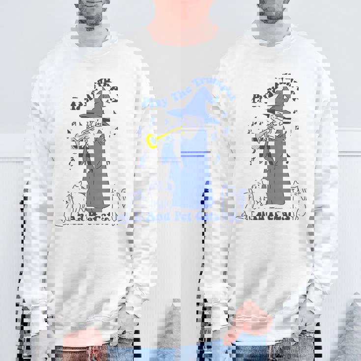 トランペットとペットの猫を弾く スウェットシャツ 高齢者への贈り物