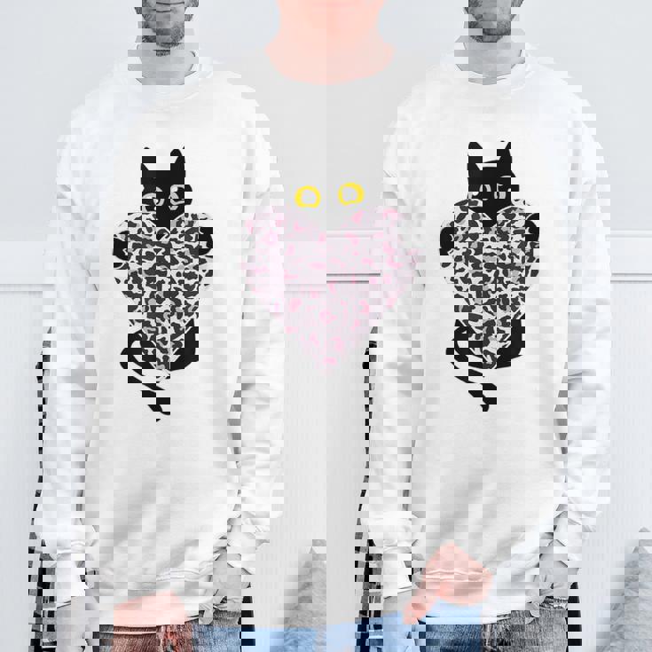 ピンクのヒョウ柄ハートを持つ黒猫 スウェットシャツ 高齢者への贈り物