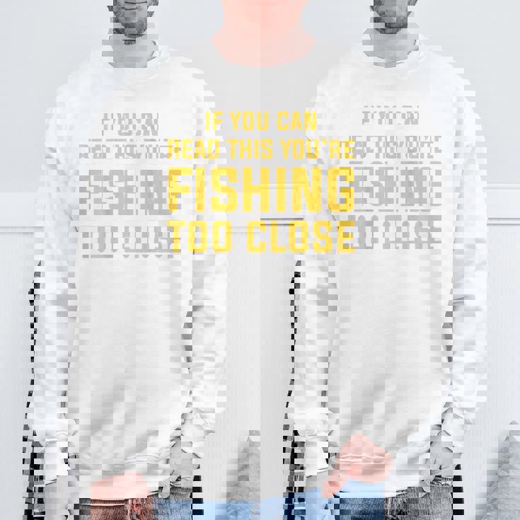 背面には「If You Can Read This You're Fishing Too Close スウェットシャツ 高齢者への贈り物
