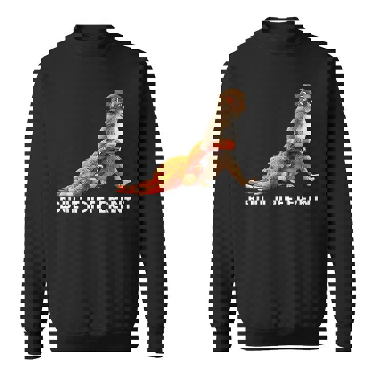 Punch The Monkey Built Different 3 ホワイトテキスト スウェットシャツ