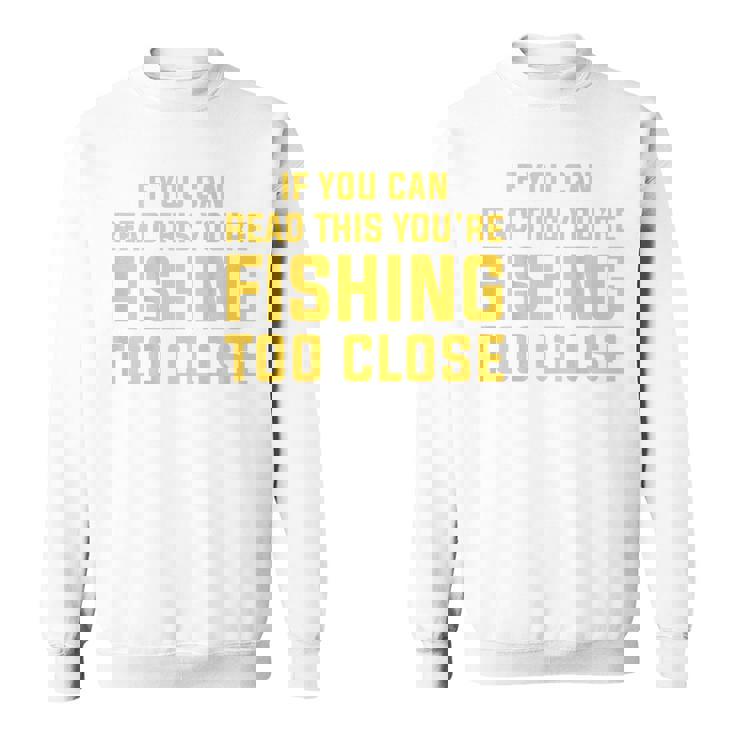 背面には「If You Can Read This You're Fishing Too Close スウェットシャツ