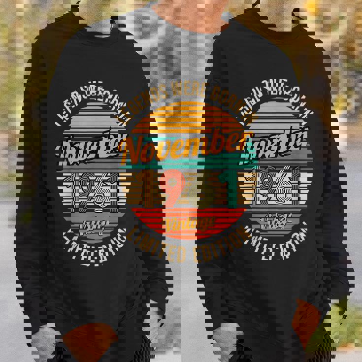 1961年11月生まれのレジェンドたち 62歳の誕生日 スウェットシャツ 彼への贈り物