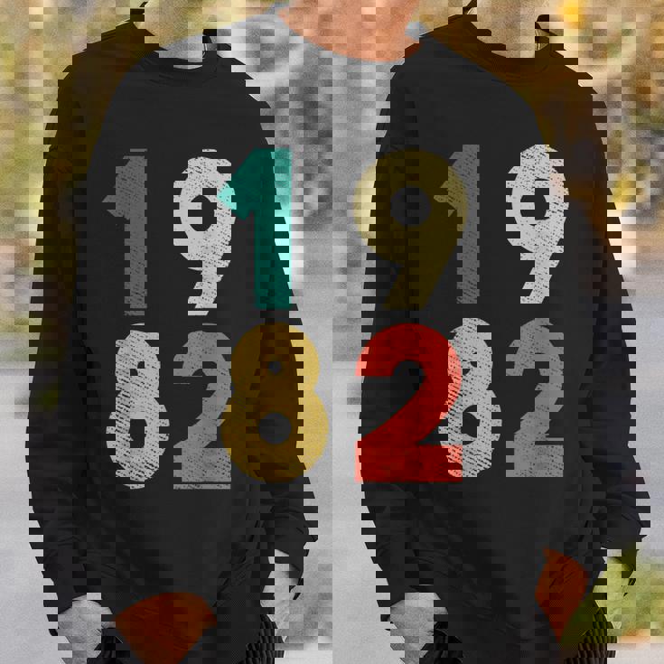 1982 デザイン レトロバースデーヴィンテージ 1982 スウェットシャツ 彼への贈り物