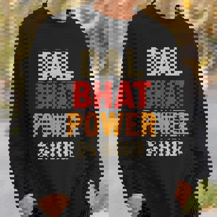 Dal Bhat Power 24 Hour ネパールトレッキングデザイン スウェットシャツ 彼への贈り物