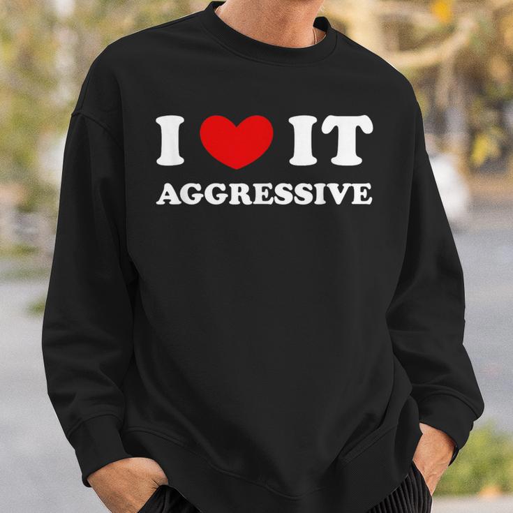 I Love It Aggressive 私はそれが攻撃的であるのが大好きです スウェットシャツ 彼への贈り物