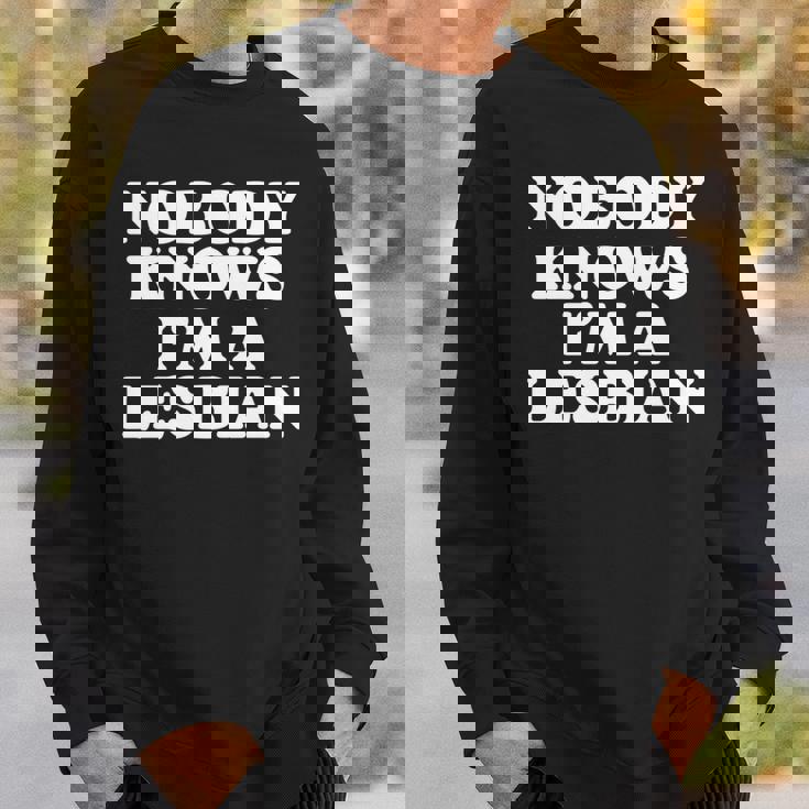 Nobody Knows I'm A Lesbian Gay Lgbtq ユーモア プライド 月 長袖tシャツ スウェットシャツ 彼への贈り物