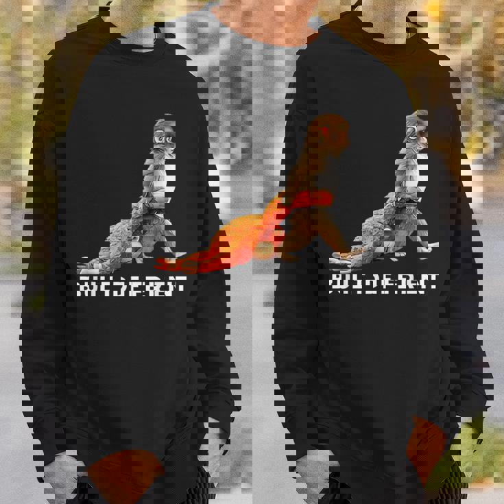 Punch The Monkey Built Different 3 ホワイトテキスト スウェットシャツ 彼への贈り物