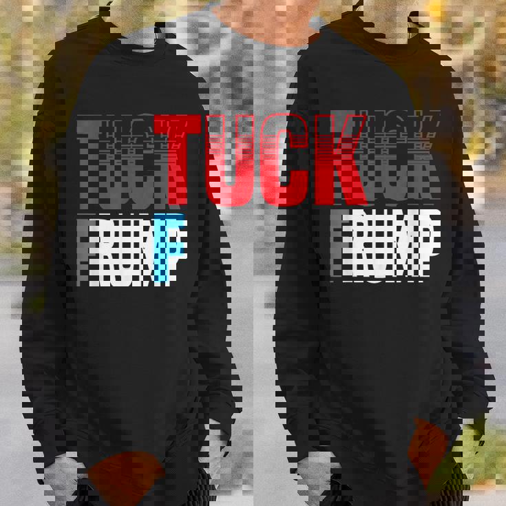 Tuck Frump 面白いアンチトランプデザイン。 スウェットシャツ 彼への贈り物