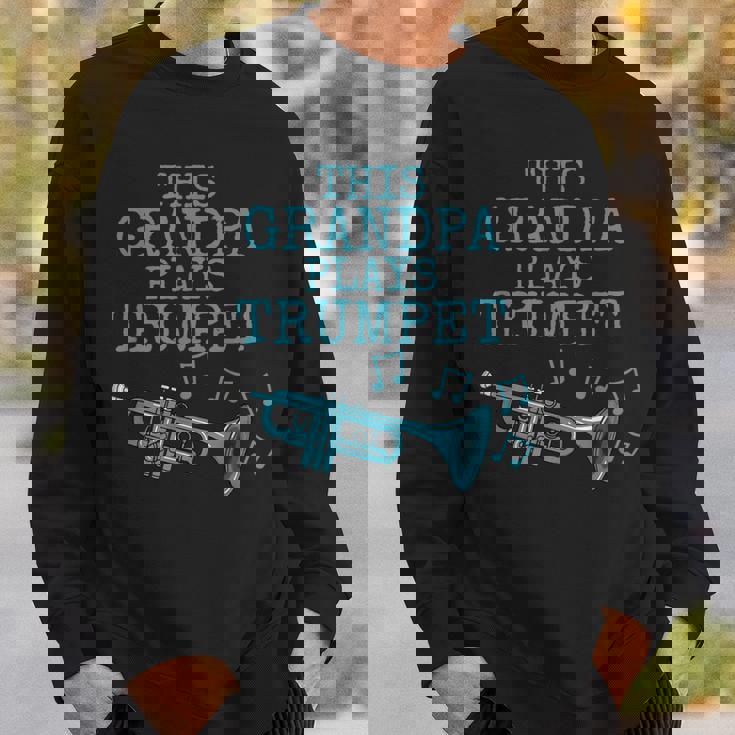 このおじいちゃんはトランペットを演奏し、トランペッター金管音楽家です スウェットシャツ 彼への贈り物