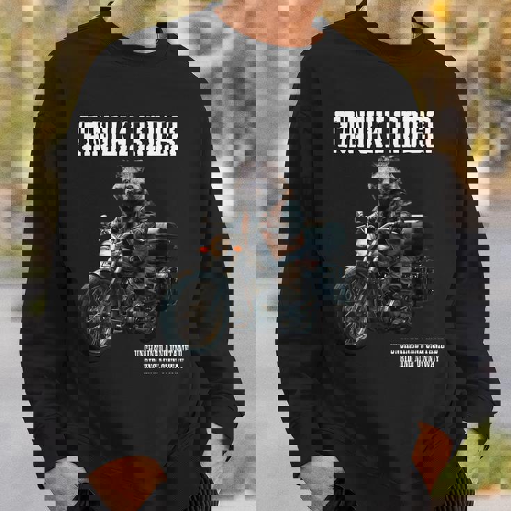 たぬきライダー バイク ビンテージ かっこいいタヌキ 狸 おもしろ 日本 動物 ユニーク オートバイ 乗り物 スウェットシャツ 彼への贈り物