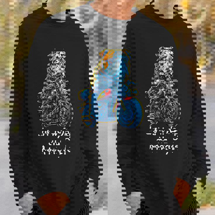 クリスマスのバイクに乗るかわいいイングリッシュブルドッグ。 スウェットシャツ 彼への贈り物