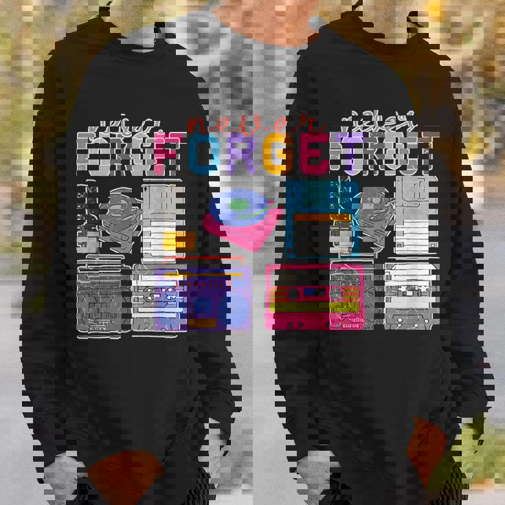 ネバーフォーゲット カセットテープ フロッピーディスク オールドスクール レトロ スウェットシャツ 彼への贈り物