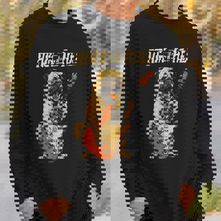 ロックするパグ犬 ギター演奏の面白デザイン スウェットシャツ 彼への贈り物