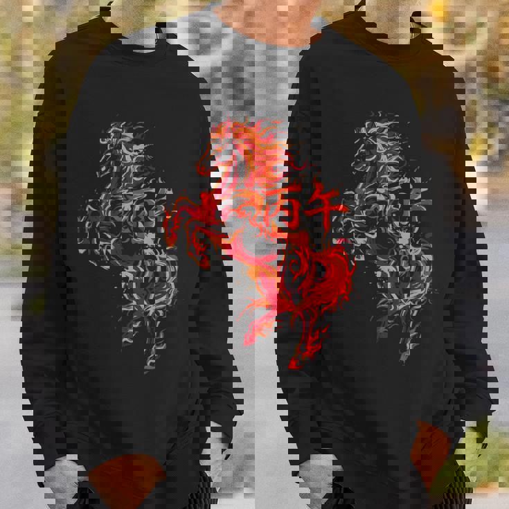 丙午 火の馬 墨絵 ストリートアート 筆文字 和柄 漢字 グラフィック 赤い炎 デザイン 日本風 スウェットシャツ 彼への贈り物