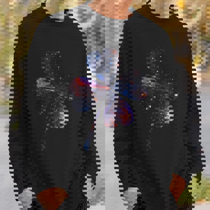 四つ葉のクローバーのシルエット 宇宙 美的 ギャラクシー スウェットシャツ 彼への贈り物